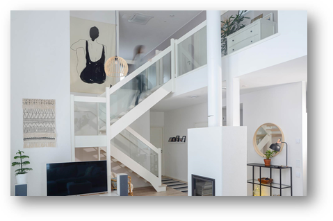 Timber-lasikaiteelliset portaat skandinaavisen vaaleassa kodissa